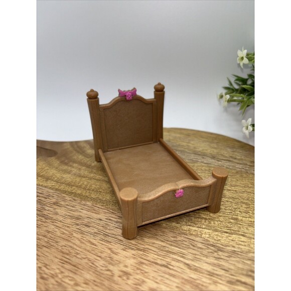 LIL WOODZEEZ Calico Critter Poster Bed 1 Piece of Furniture-Replacement-Preowned - Picture 1 of 6